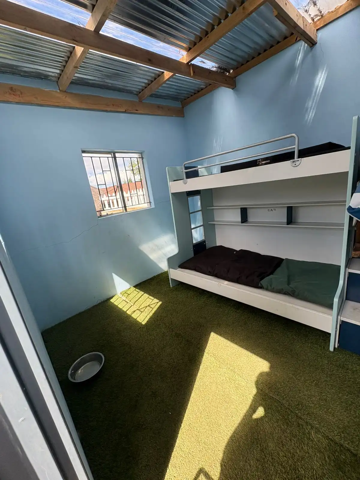 coopers hotel dog house 002