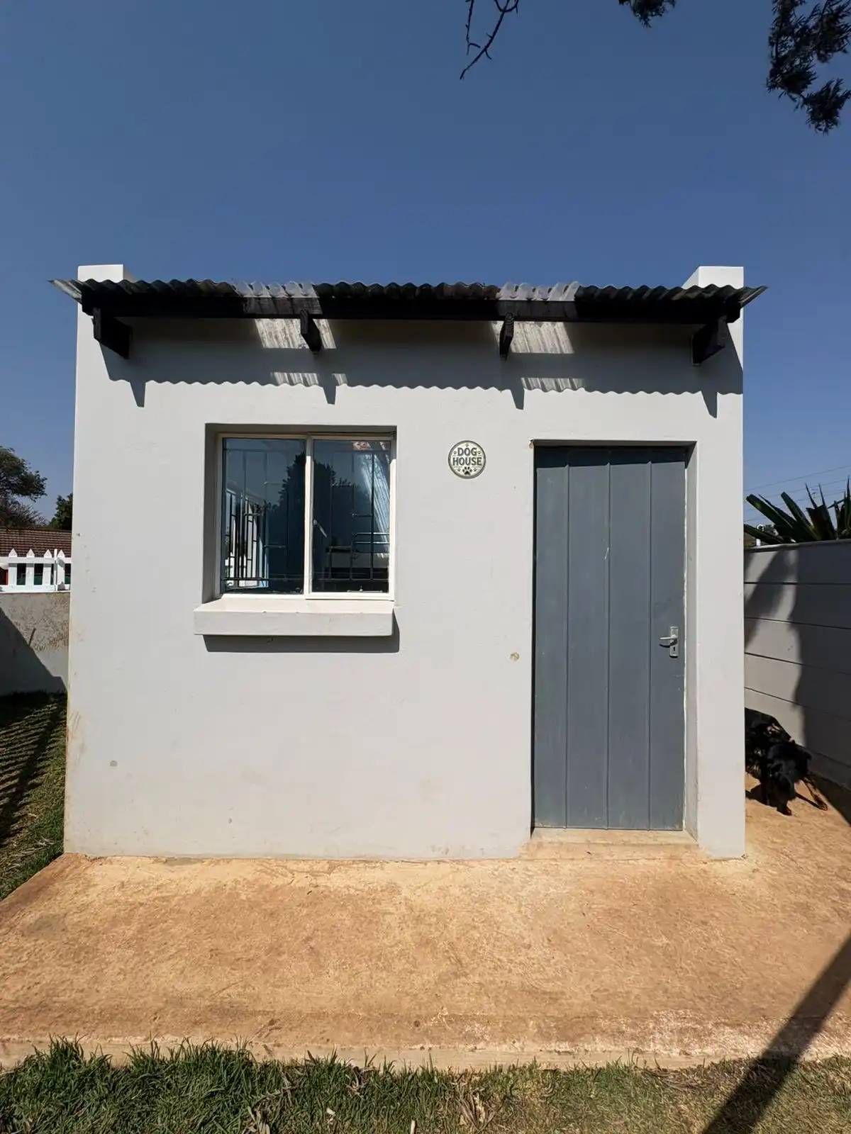 coopers hotel dog house 003